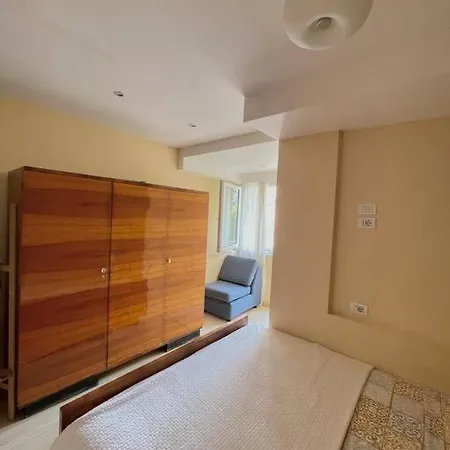 A Small Gem In The Bllok